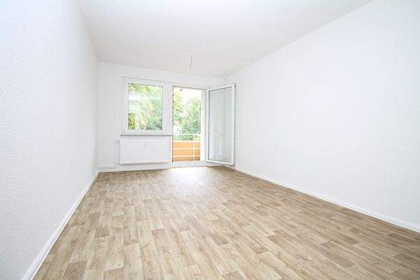 Wohnzimmer mit Balkon