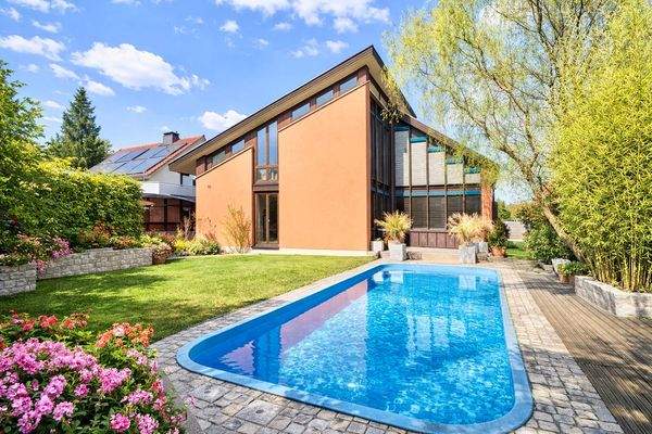 Hausansicht mit Pool 