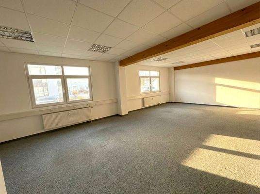 Helles Büro mit Teppichboden