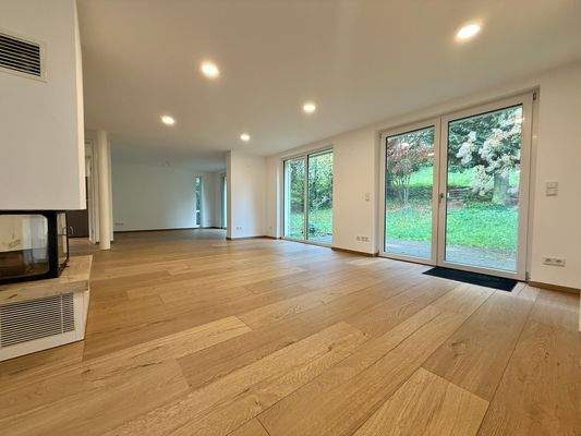 Lichtdurchfluteter Wohnbereich mit Kaminofen