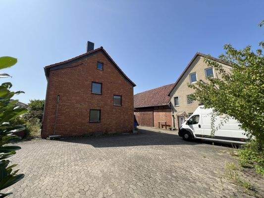 Seitenansicht und Stellplätze