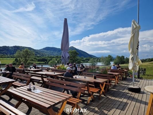 Terrasse der Schilfhütte an der Neuen Donau