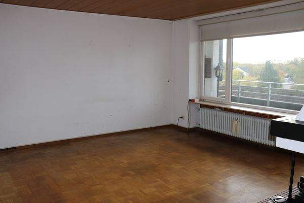 geräumiges Wohnzimmer