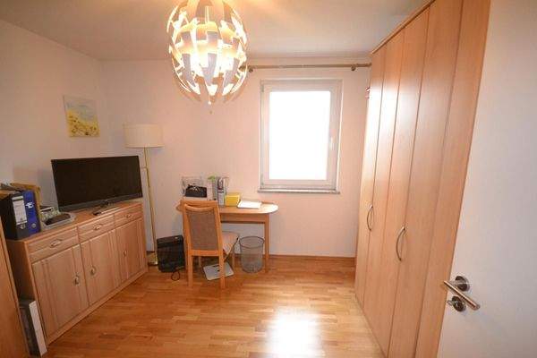 Helles Arbeitszimmer