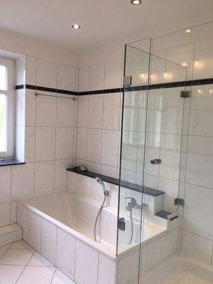 Badezimmer mit Wanne u.Dusche