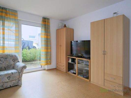 Blick zu TV und Terrassenausgang