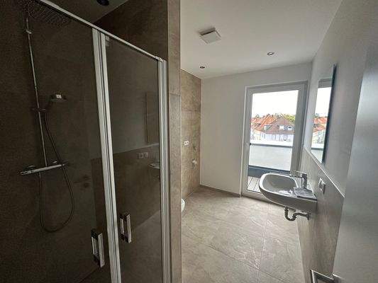 Modernes Badezimmer mit Dusche