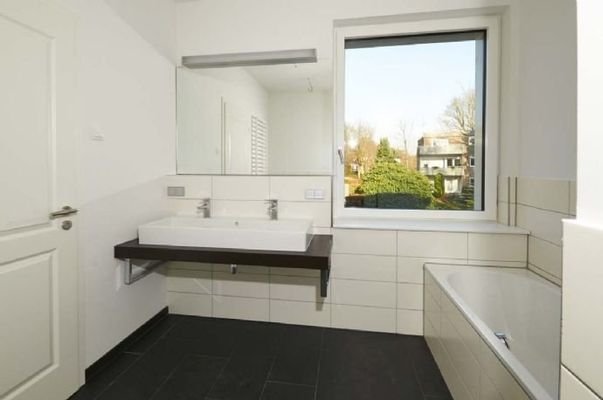 Beispielbild Vollbad mit Dusche und Wanne, hier OG