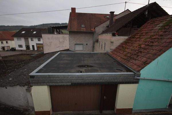 Garage gegenüber mit Hof und Lagerfläche