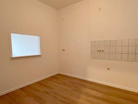 Küche mit Durchreiche zum Esszimmer