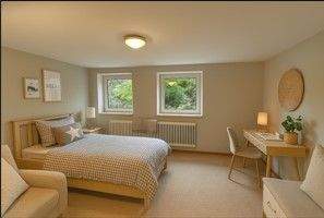 Gästezimmer im Untergeschoß mit Tageslicht.jpg