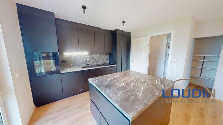 Küche mit Abstellkammer