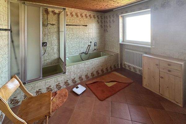 Bad mit Wanne und Dusche