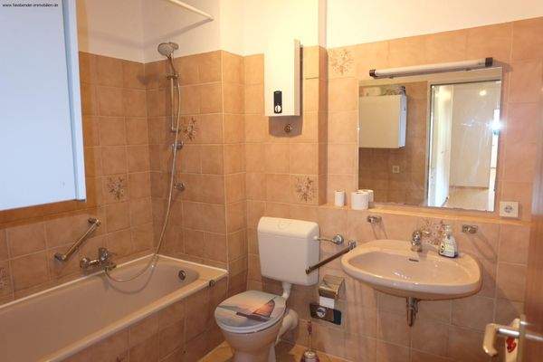 Bad mit Wanne u. Anschluss für Waschmaschine