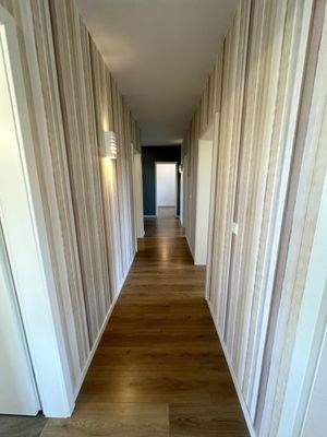 Designflur mit eleganter Holzboden-Optik