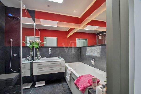 Tageslichtbadezimmer mit Whirlpool-Badewanne und Dusche