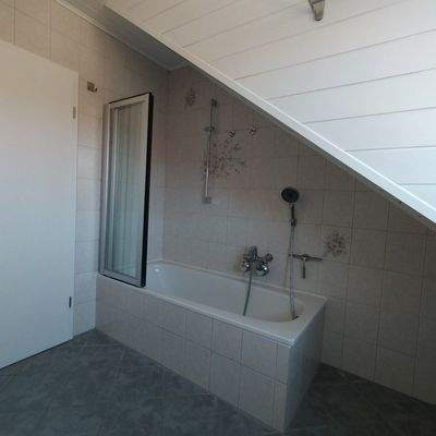 Bad mit Wanne und WC