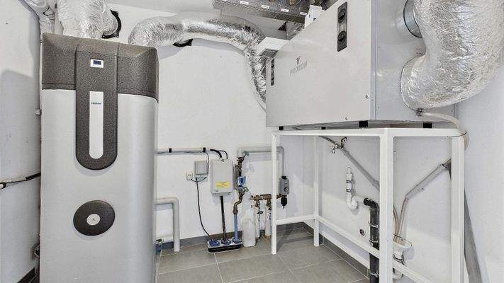 EG Technikraum mit Luft-Luft Wärmepumpe