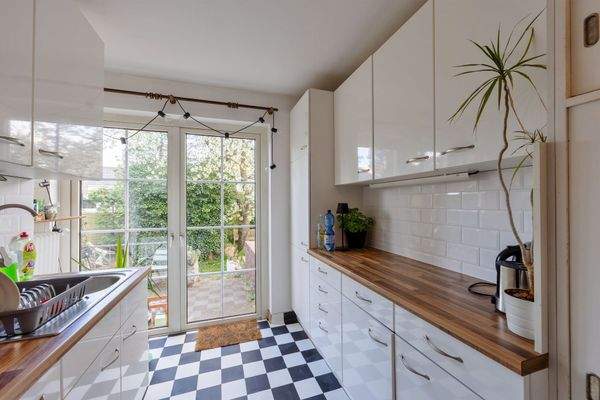 Küche mit Ausgang zum Garten