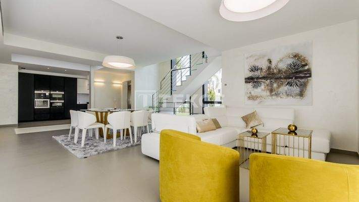 Fantastic Beach-side Detached Villas Located in Alicante