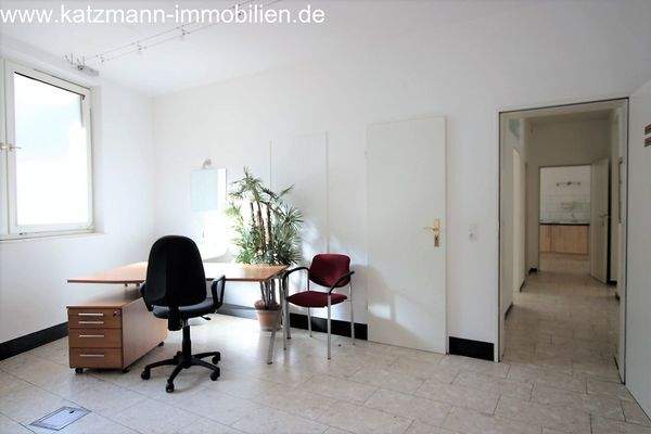  Sprechzimmer klein mit Umkleidekabine (Praxis)