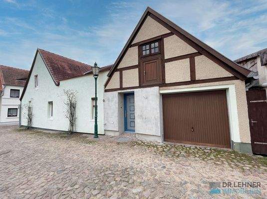 Giebelansicht mit Garage