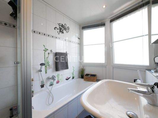 Tageslichtduschbad mit Wanne