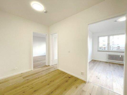 Blick von der Diele zum Schlafzimmer, Küche und Wohnzimmer