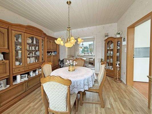 Wohnbereich mit Blick in die Küche