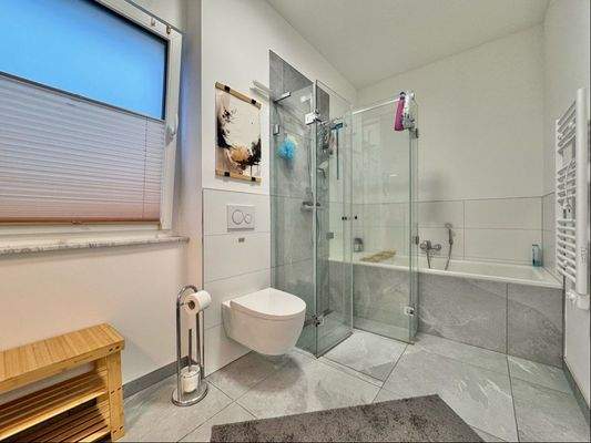 Tageslichtbad mit Wanne...