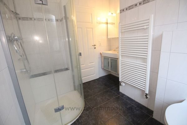 Saniertes, neuwertiges Bad mit bodentiefer Dusche