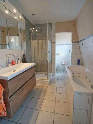 Helles Bad mit Wanne und Dusche