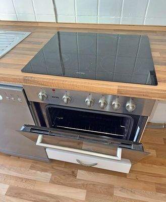 Küche mit Einbauküche