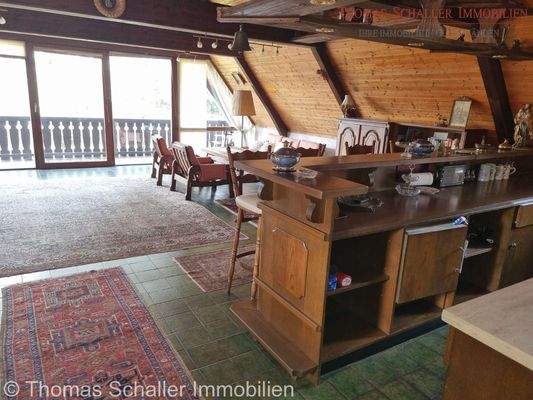 Großes Wohnzimmer mit Bar über Schwimmhalle 