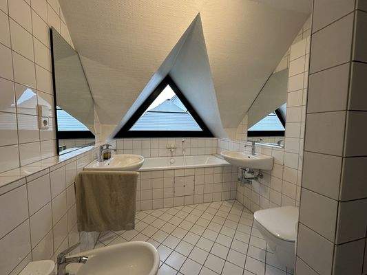 OG Kinderbadezimmer Bild 1