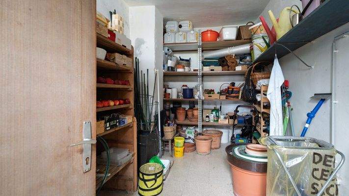 Waschküche Geräteschupfen neben Weinkeller