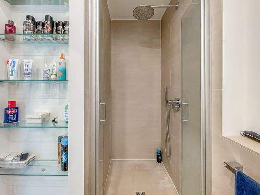 mit begehbarer Dusche