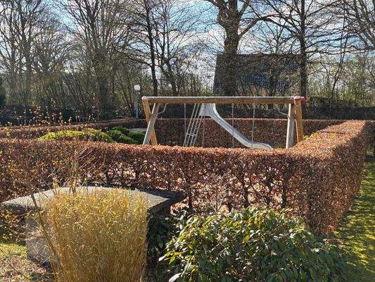 12.) Angrenzender Spielplatz.jpg