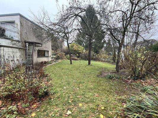 Der große Garten mit Zugang zum Werkraum