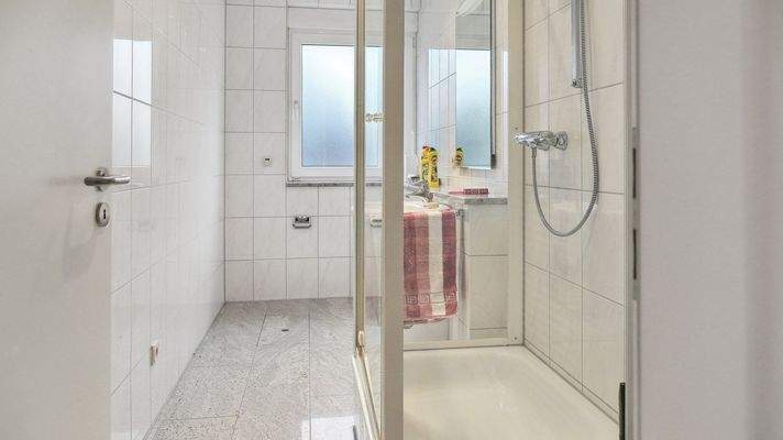 1. Badezimmer mit Dusche und WC