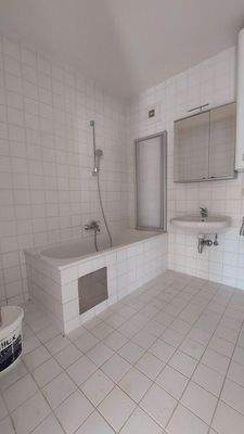 Bad mit Wanne, Waschmaschinenanschluss