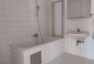 Bad mit Wanne, Waschmaschinenanschluss