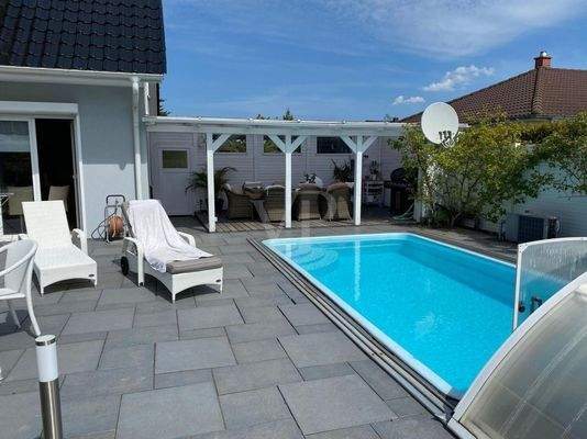 Sonnenterrasse mit Pool