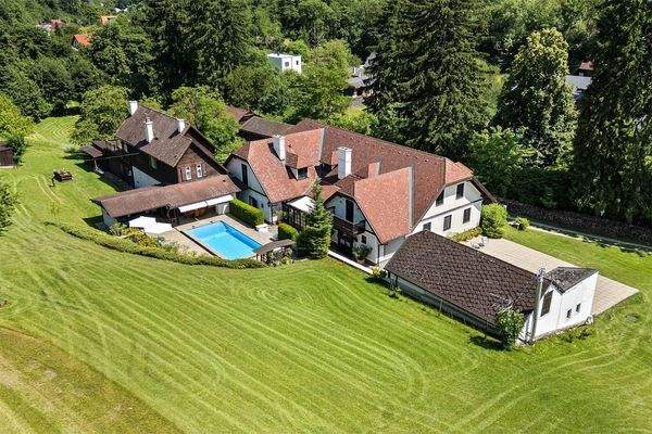 Niederösterreich-Klosterneuburg-Anwesen-Aussenansicht-Pool