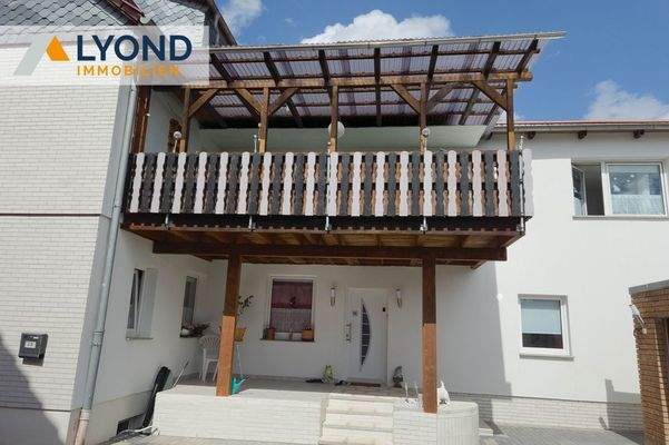 überdachter Eingangsbereich