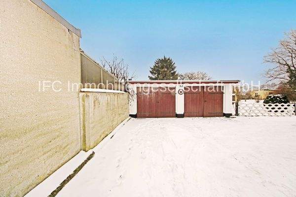 Grundstück mit Blick auf die Garagen