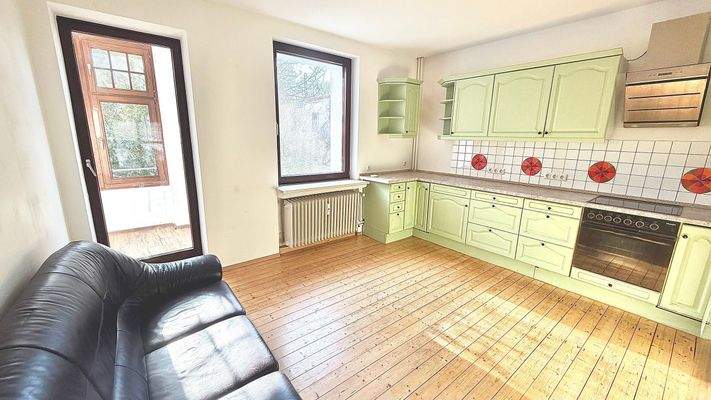 Helles WG-Zimmer mit Küche