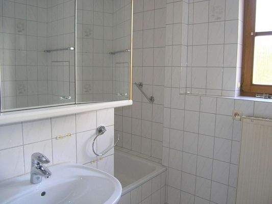 Bad mit Fenster, Dusche und Wanne