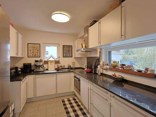 Moderne Einbauküche mit viel Stauraum