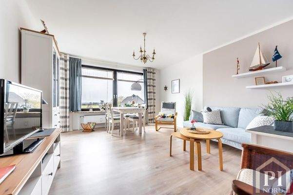 Heller Wohnbereich mit Seeblick